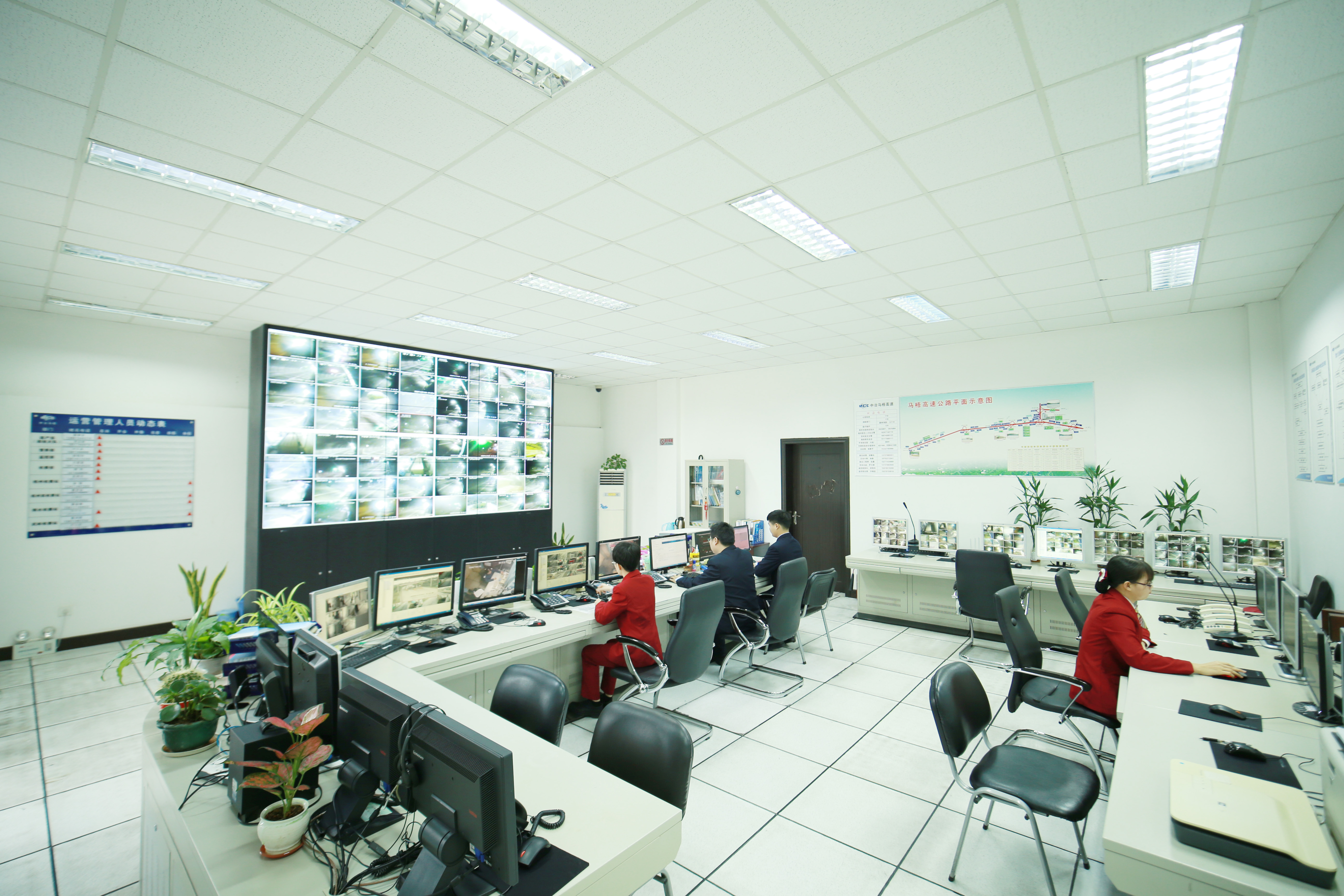 46.1.廣西馬梧高速公路安全設(shè)施工程.jpg